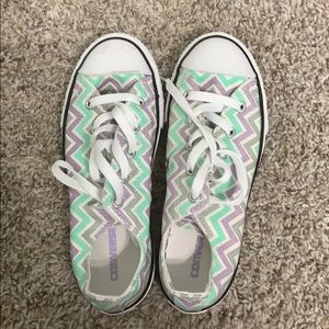 Girls size 3 converse low